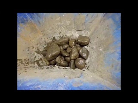 Steinbrecher wirft Steine aus dem Trichter