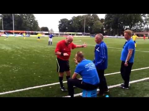 Scheidsrechter van den Beld neemt de juiste beslissing en gaat naar zijn assistent Ezc - AGOVV 1-2