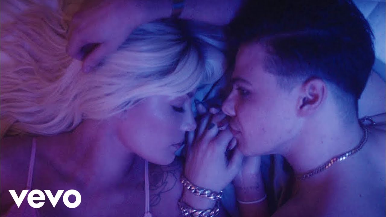 Yungblud & Halsey feat. Travis Barker – 11 Minutes