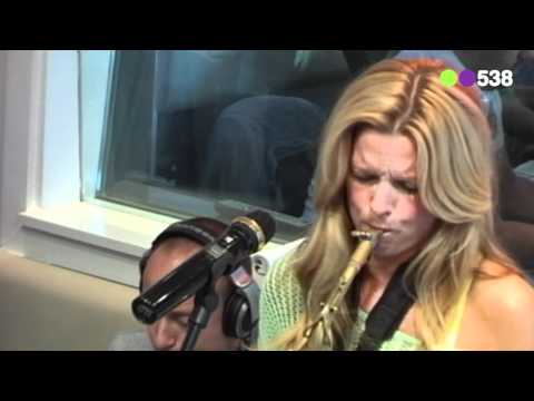 Radio 538: Candy Dulfer - Complic8ed Lives (live bij Evers Staat Op)