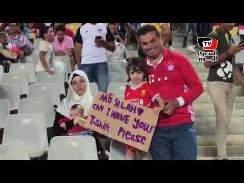طفلة توجه رسالة لـ«صلاح» من مدرجات «برج العرب» في مباراة مصر والنيجر