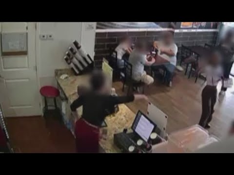Fight breaks out between employee and patron at Georgia wing restaurant | Surveillance video