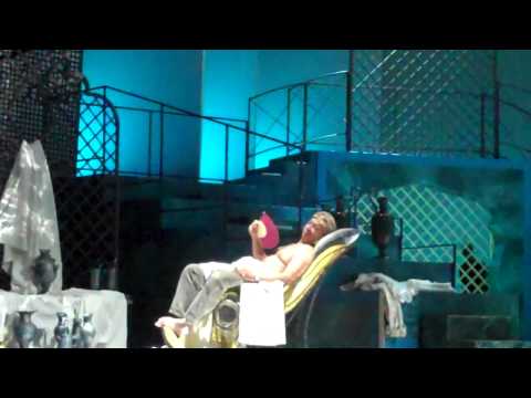 L'italiana in Algeri - Teatro Comunale di Bologna - Mauro l'artista del coro  nell'hammam.MP4