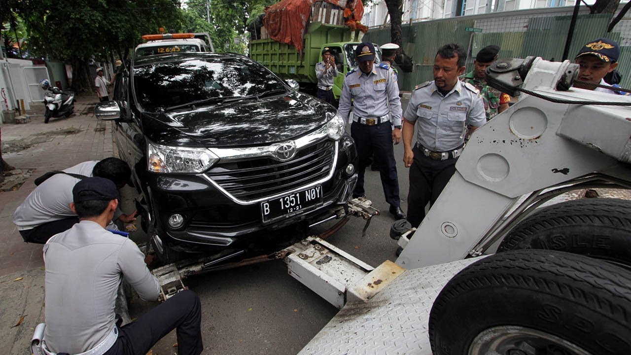 Maraknya Parkir Liar Petugas Dishub  Jaksel Derek  Mobil 