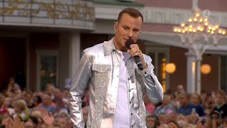 Magnus Carlsson bjuder på show med låten ”Möt mig i Gamla Stan” - Lotta på Liseberg (TV4)