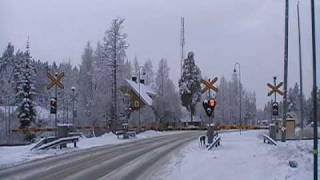 preview picture of video 'Finnish regional train 444 passed Tuuri as. level crossing'