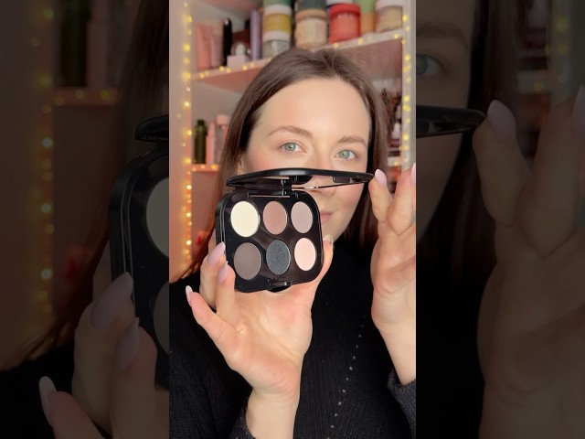 Vídeo relacionado con Paleta de sombras de ojos Connect In Color, lente rosa de MAC para mujer, 0.21 onzas