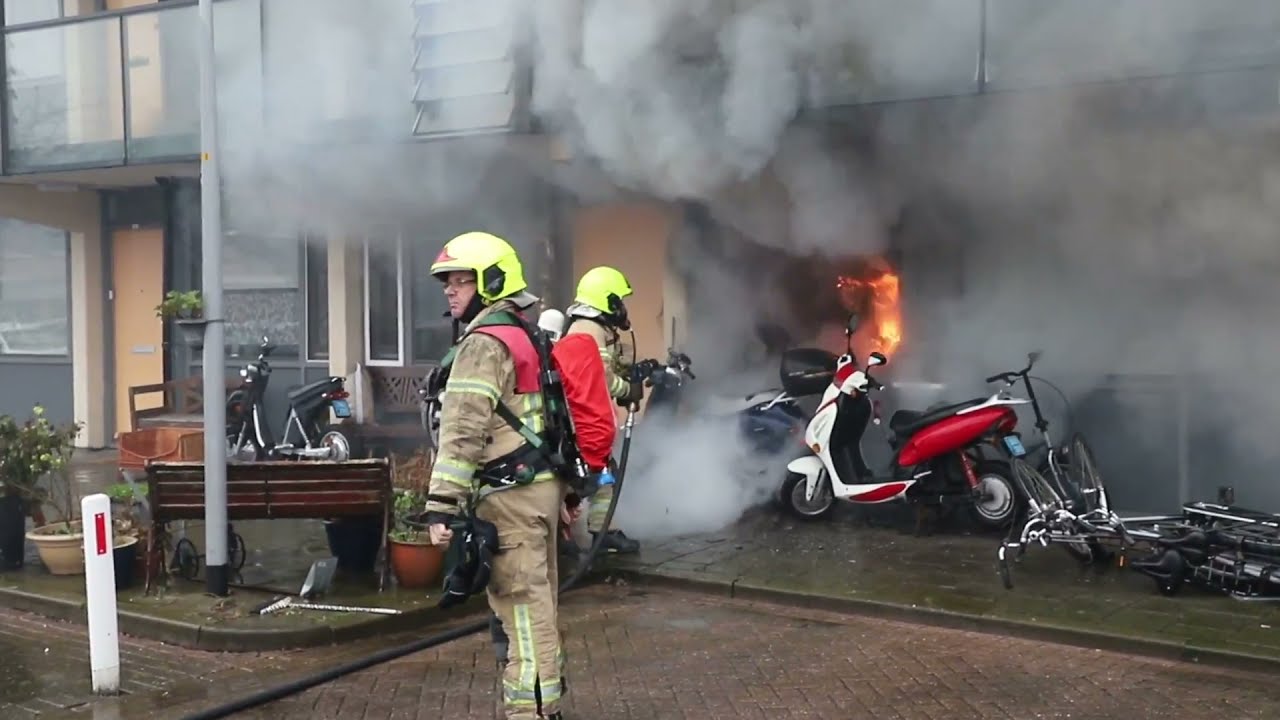 Uitslaande brand in flatwoning Peter van Anrooylaan in Maassluis