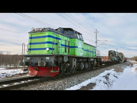 Tåg i Storå utmed Bergslagsbanan (med ABB Transformatortransport)