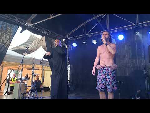 Ksiądz raper Jakub Bartczak na festiwal. Na Kazimiernikejszyn