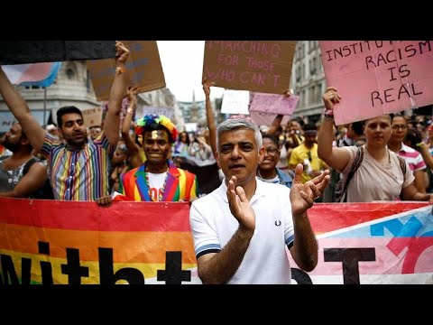 شاهد عمدة لندن المسلم صادق خان يشارك في مسيرة للمثليين