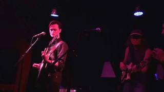 Tim Darcy plays an old folk song of his @ The EARL 3/12/17