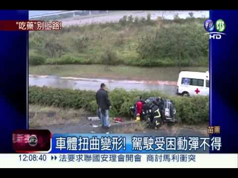 吃感冒藥精神不濟! 失控撞樹受困