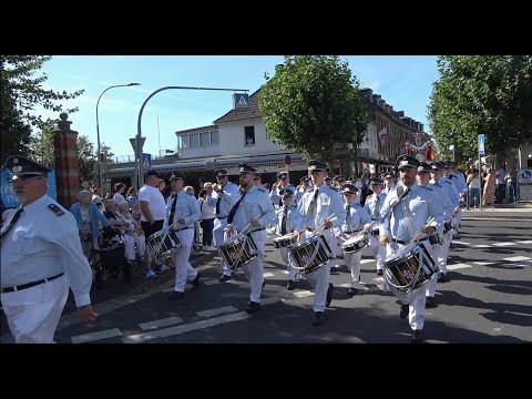 Das Tambourkorps Elsen-Fürth und der Hofstaat ziehen auf. Schützenfest 2025 in Grevenbroich.