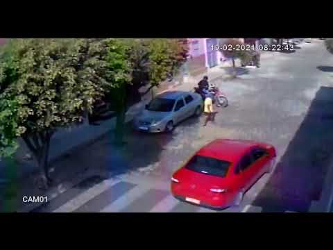 motociclista tarado é flagrado por câmeras exibindo parte íntima para mulheres em Cajazeiras