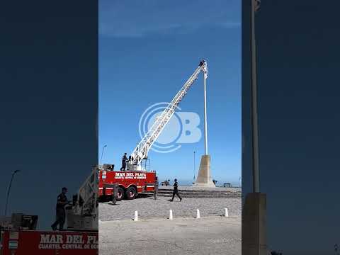 🔴 SE ENREDÓ LA BANDERA DE LA ROTONDA DEL GOLF #mardelplata #bandera #noticias