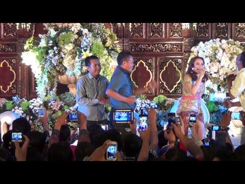 Buka Sitik Joss - SF Band with Ayu Ting Ting