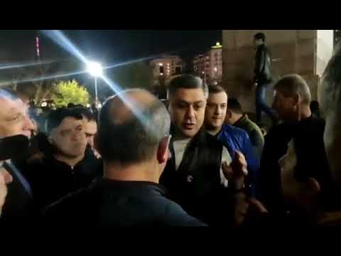 Անհետ կորածների ծնողները Ազատության հրապարակում են, զրուցում են Վանեցյանի հետ