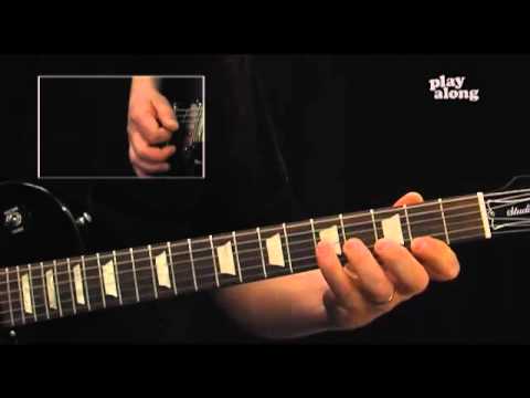 Pontus Norgren gitarrist i Hammerfall lär dig ett lick på elgitarr