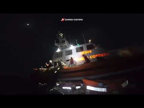 Naufragio, 7 donne morte a Lampedusa. E una bimba di 5 anni alle Canarie