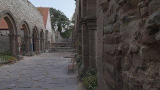 Retrato del monasterio y palacio imperial de Memleben en la calzada románica con el monasterio, las ruinas de la iglesia del monasterio, la cripta, en el distrito de Burgenland, reportaje de televisión, entrevista con Andrea Knopik MA (Jefe del Museo Kloster und Kaiserpfalz Memleben)
