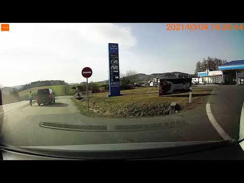 Policajti na benzině Čkyně