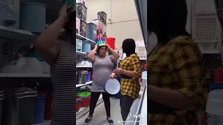 videos de risa él juega en el supermercado