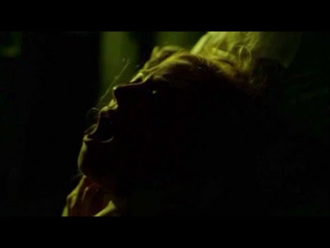 Karen sufre un intento de asesinato en la celda - DAREDEVIL 1X01