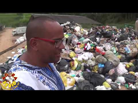 Caminhão da Reciclagem da Prefeitura de Juquitiba sai vazado com o Flagrante do Jornal Agora é Sério