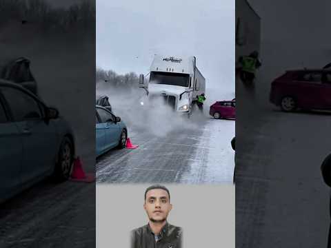 فقدت الشاحنة توازنها على الثلج، ورجل المرور وقف عاجزًا أمام الهلاك القادم😱😢#trending #shorts #allah