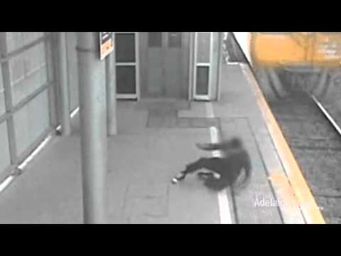 Joven se salva de ser atropellado por un tren de alta velocidad (Video)