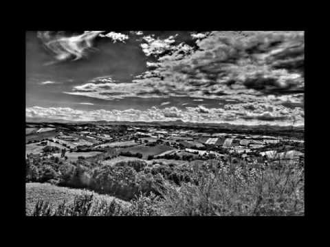 Paese mio che stai sulla collina...