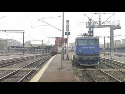 EA1 814 si EA1 465 "Tricolora" parasesc simultan Gara Bucuresti Nord cu trenurile IR 1585 si IR 1755
