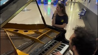 Spontaneous version of Back to Black in the train station - full video
