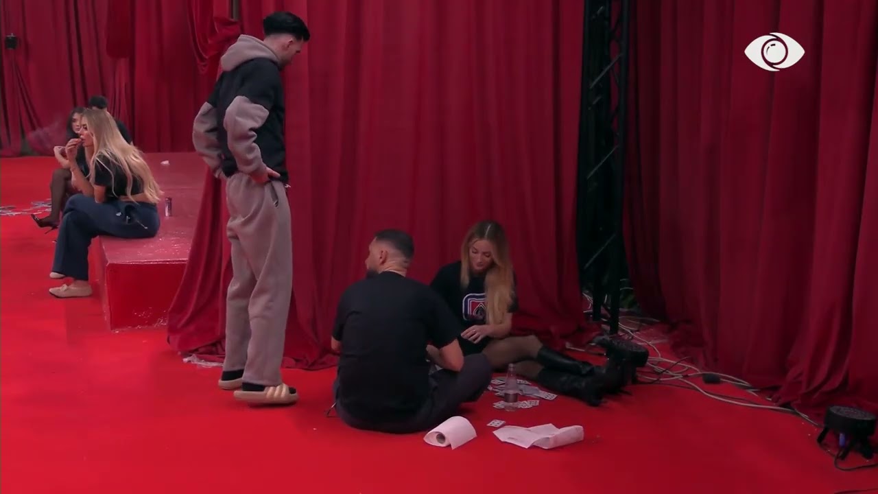 Selin dhe Miri ndërtojnë kullën e tyre së bashku, Kristi qëndron afër tyre