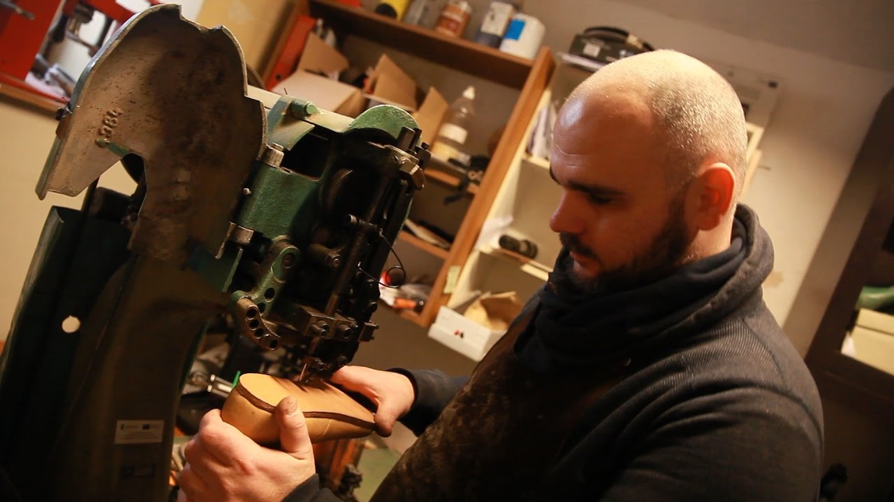 Człowiek, który szyje buty z... kopyta