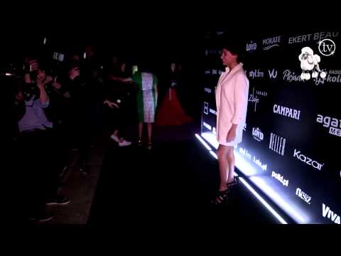 Laura Samojłowicz w białej marynarce. Pod spodem miała tylko bieliznę?