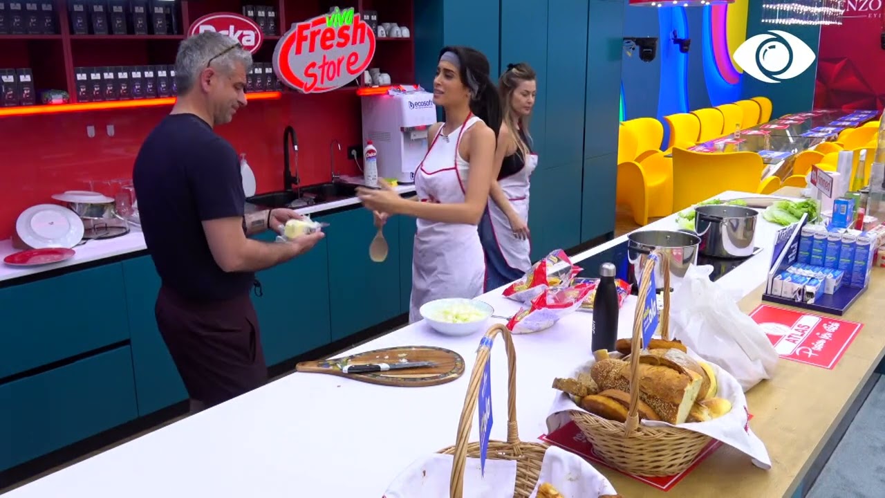 Olta dhe Jori këndojnë në kuzhinë