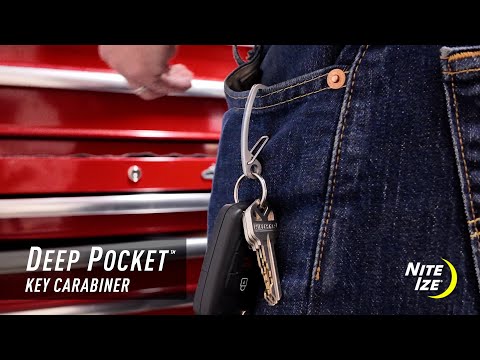 ukázka praktičnosti klíčenky Deep Pocket™ Key Carabiner