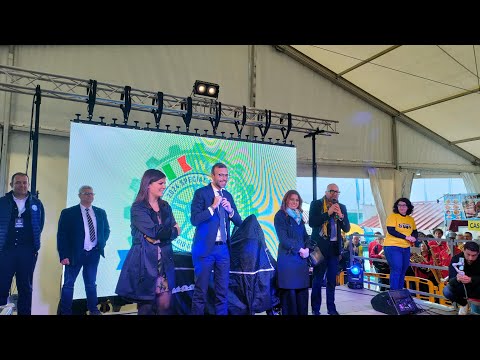 Il saluto del sindaco Matteo Franconi durante l'apertura del Vespa Village
