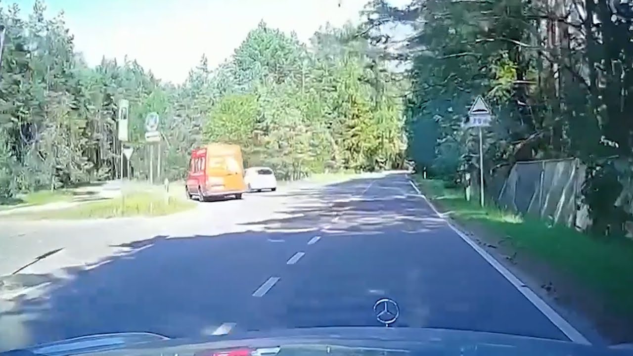 Kurjeris lenkia automobilį įvažiuojant į posūkį