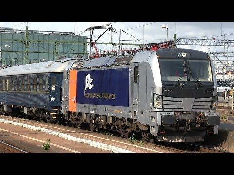 Blå Tåget lämnar Göteborgs Centralstation.