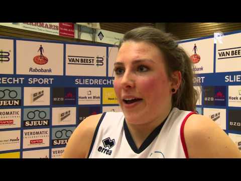 Beelden van de wedstrijd en interviews met coach Appie Krijnsen en speelster Lynn Thijssen