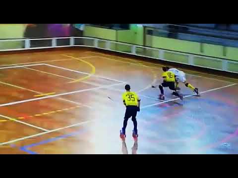 Entrada insólita de jogador de hóquei em patins no escalão de sub 17 perante adversario