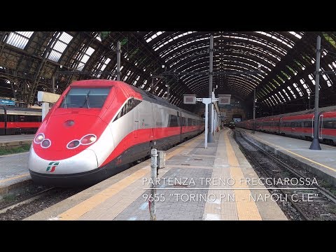 Partenze e arrivi nella stazione ferroviaria di Milano Centrale