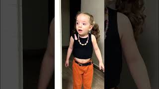 يتظاهر انه يدرس و يتابع افلام كرتون he pretends to be studying and watching cartoons
