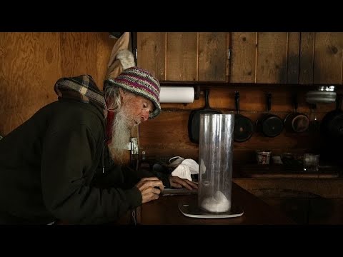 تعرّف على بيلي بار.. "رجل الثلج" الذي جمع وسجّل بيانات الطقس في مرتفعات كولورادو لخميسن عاماً