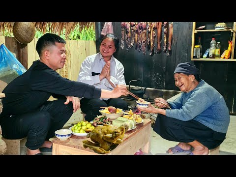 Mr. Khang prepared a New Year's meal for the old woman and her granddaughter.