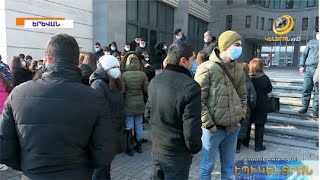 Բողոքի ակցիա ԿԳՄՍ նախարարության շենքի մոտ. Աբովյանի թիվ 1 ավագ դպրոցում դեմ են, որ տնօրենը փոխվի