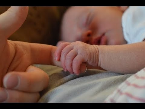 Une fille est née après avoir été dans le ventre de sa mère décédée pendant 4 mois par un miracle Video